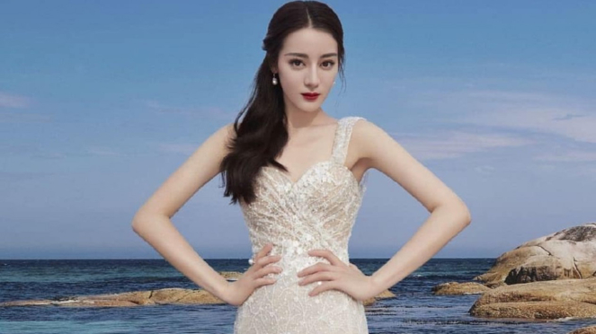 Dilraba Dilmurat Groped by Fans at the Airport, Agencies Promise Tight Security
